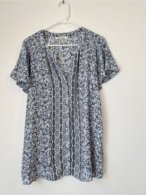 Rose & Olive Navy and White Floral Split‑Neck Blouse Size 1X Light Button-Up